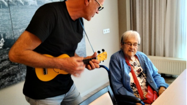 Muzikaal optreden door naaste in De Vijverhof