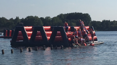 Zorggroep Drenthe shirts te zien tijdens Titan Swim