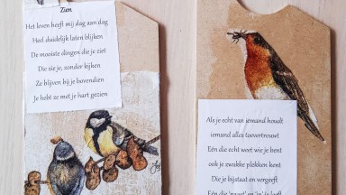 Versierde bordjes met gedichten in De Vijverhof
