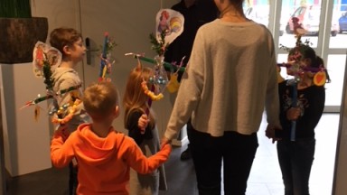 Leerlingen showen hun “Hoantie op ‘n stokkie” bij Vijverhof