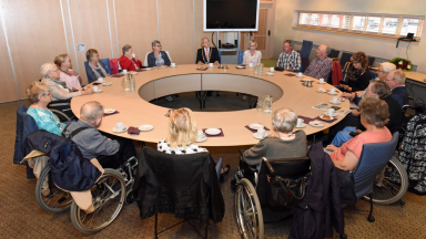 Bewoners Wester Es op bezoek bij burgemeester Midden Drenthe.