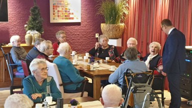 Burgemeester Anno Wietze Hiemstra op de koffie in De Wenning