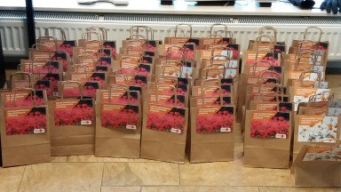 Thuiszorgteam midden deelt pakketjes uit!