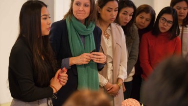 Thaise delegatie onderzoekt Nederlandse zorg aan ouderen en bezoekt Drentse woonzorgcentra