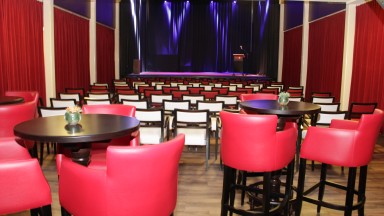 Waardigheid en trots op locatie komt naar je toe!