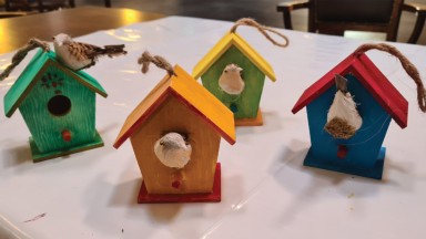 Gepimpte vogelhuisjes Mozaiek nu ook in huiskamers
