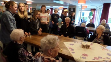 Leerlingen samen in beweging met ouderen de Wenning